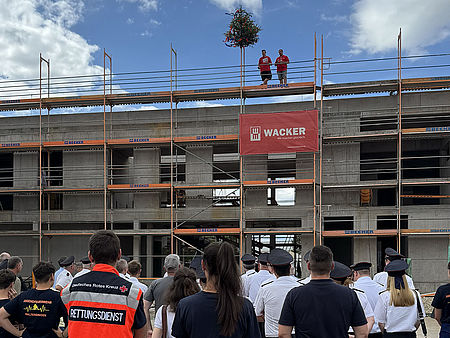 Menschen haben sich zum Richtfest der neuen Rettungswache in Malterdingen versammelt
