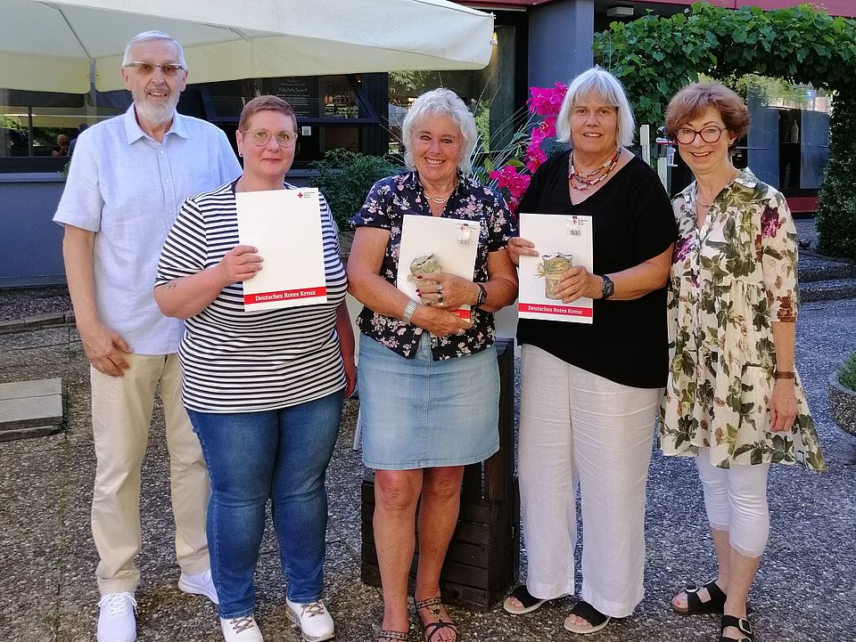 Drei Mitglieder der PSNV werden für 10 Jahr aktive Mitgliedschaft geehrt.