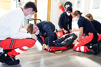 Azubis im Rettungsdienst üben Rettung mit Trage