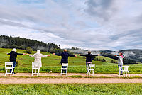 Teilnehmerinnen genießen die Mediation auf dem Dobelberg