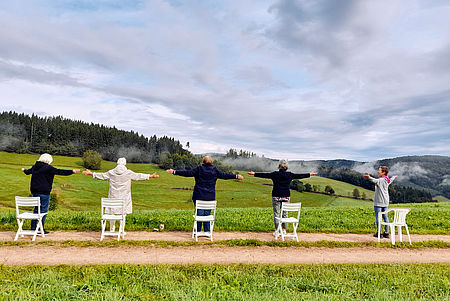 Teilnehmerinnen genießen die Mediation auf dem Dobelberg