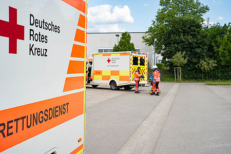 große MANV Übung bei der Firma Sick. Hier sind zwei Rettungswagen und Einsatzkräfte zu sehen.