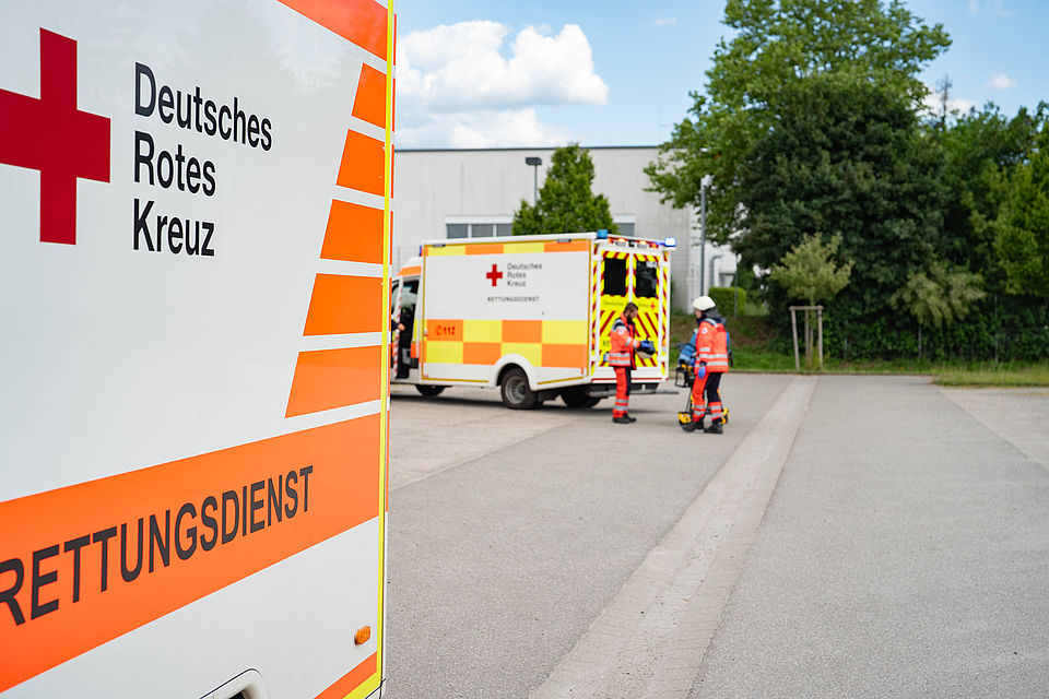 große MANV Übung bei der Firma Sick. Hier sind zwei Rettungswagen und Einsatzkräfte zu sehen.
