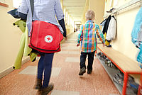 Kind wird in der Schule begleitet