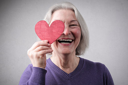 Seniorin mit Herz