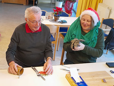 Bewohner:innen aus dem Service Wohnen spielen Schokoessen aus der Kindheit