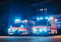 Zwei Fahrzeuge stehen nachts mit Blaulicht vor den Toren der Rettungswach in Gutach-Bleibach