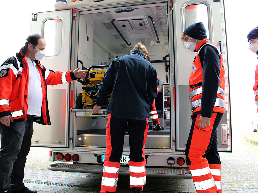 Azubis im Rettungsdienst lernen die Bedienung der elektrohydraulischen Fahrtrage