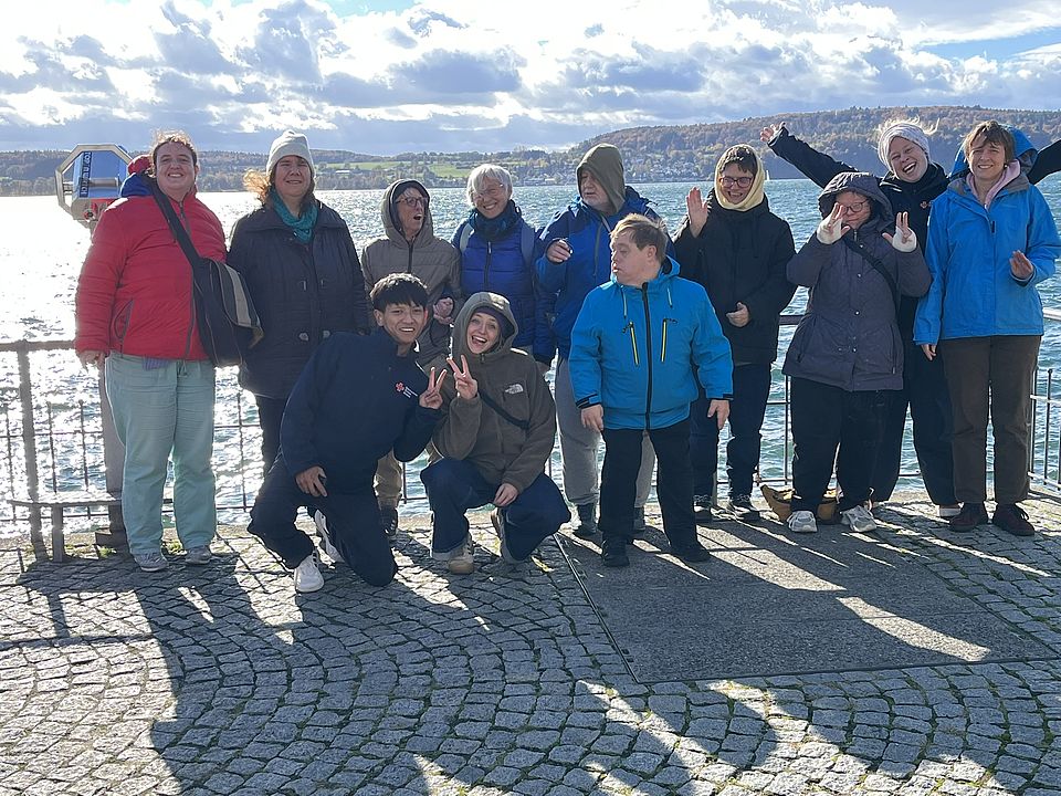 Gruppe bei einem Ausflug am Bodensee beim Freizeitwochenende