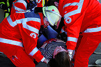Einsatzkräfte retten eine Person (Foto nachgestellt)