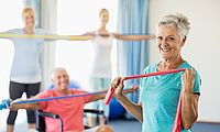 Seniorinnen und Senioren machen zusammen Sport