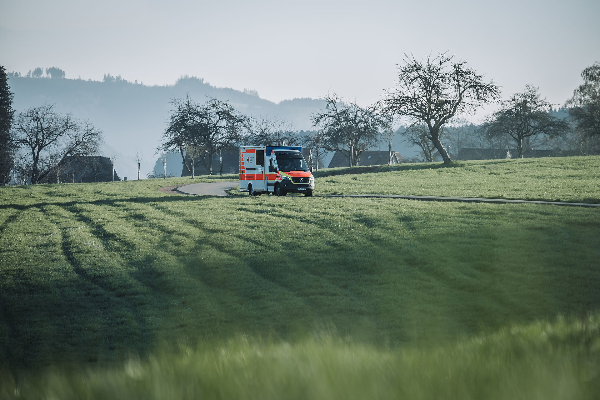 Ein RTW fährt durch die Landschaft