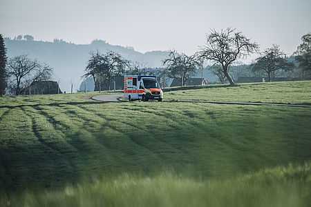 Ein RTW fährt durch die Landschaft