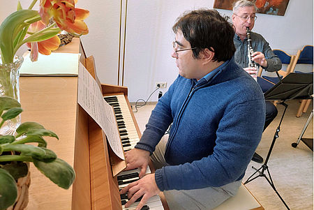 Klavierspiel beim Osterbrunch