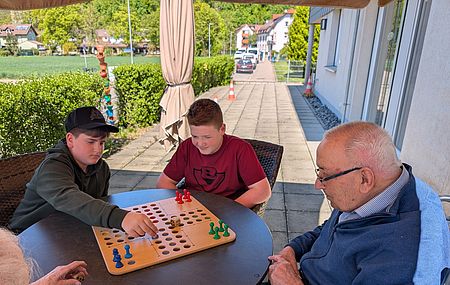 Boys Day: Jungs spielen mit Gästen der Tagespflege Mensch ärgere dich nicht