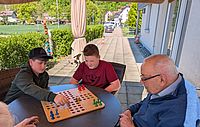 Boys Day: Jungs spielen mit Gästen der Tagespflege Mensch ärgere dich nicht