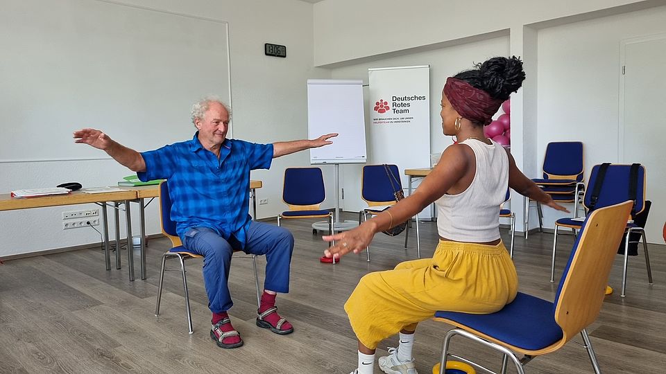 Kursteilnehmende bei einer praktischen Übung zum aktivierenden Hausbesuch