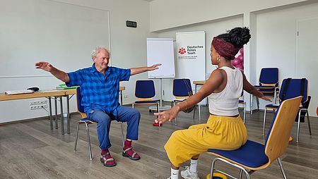 Kursteilnehmende bei einer praktischen Übung zum aktivierenden Hausbesuch
