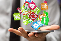 Über einer Hand schweben Symbole zu Apps und Links
