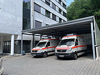 Zwei KTW-B der SEG Transport Mitte nach Patiententransport bei der Einfahrt des Kreiskrankenhauses Emmendingen.