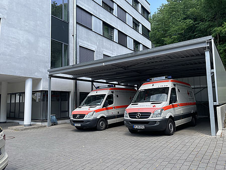 Zwei KTW-B der SEG Transport Mitte nach Patiententransport bei der Einfahrt des Kreiskrankenhauses Emmendingen.