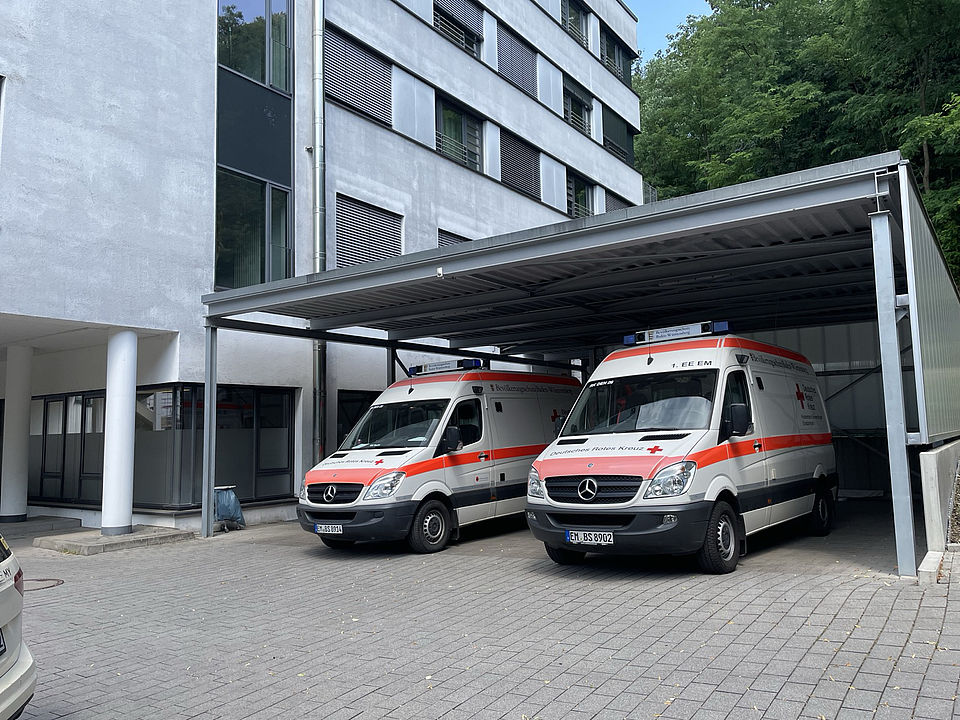 Zwei KTW-B der SEG Transport Mitte nach Patiententransport bei der Einfahrt des Kreiskrankenhauses Emmendingen.