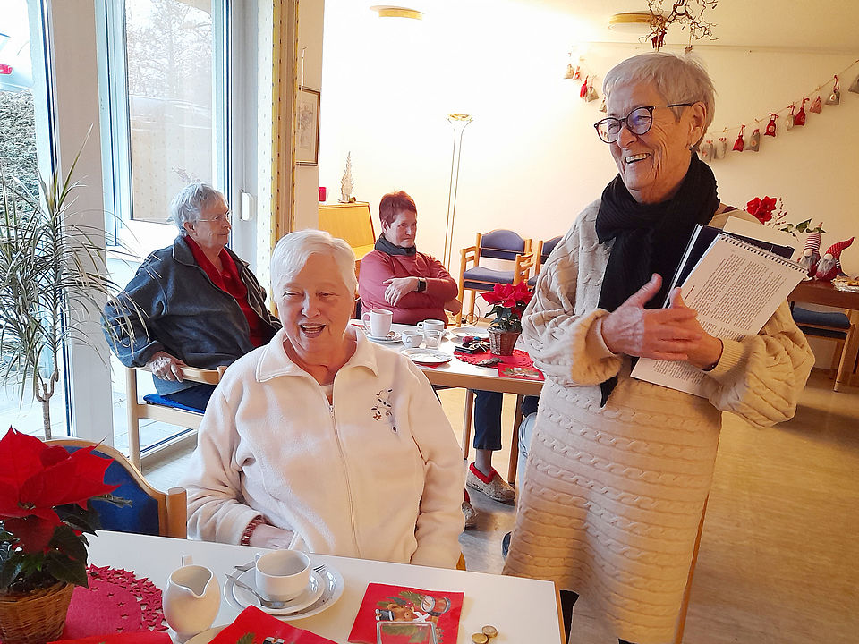 adventscafe_mit_ursula_querfurth Bewohner:innen freuen sich während des Adventscafés