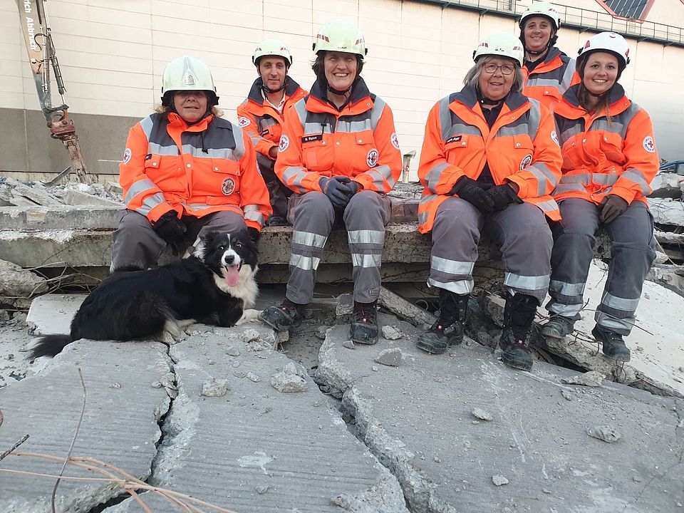 Das Team der Rettungshundestaffel übt in Trümmern und Beton für den Erstfall