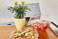 Bowle und Gebäck für die Gartenparty
