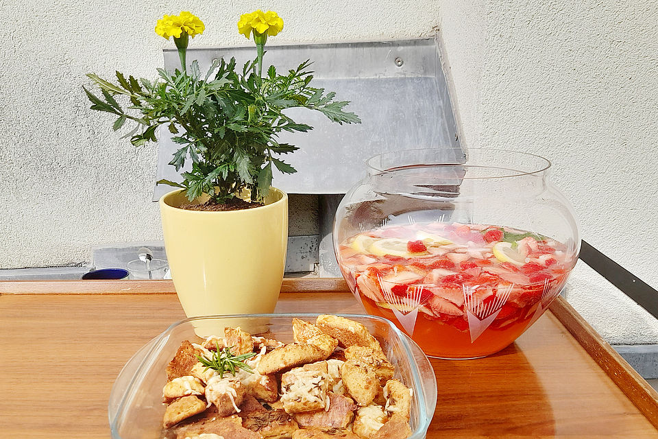 Bowle und Gebäck für die Gartenparty