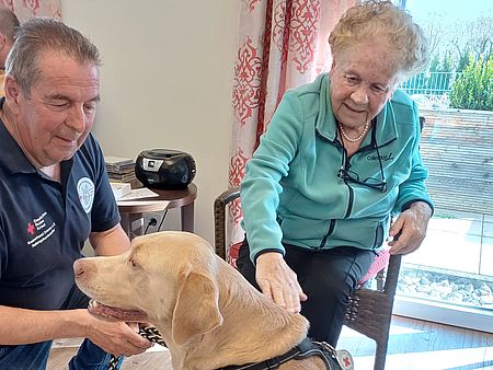 Rettungshunde zu Besuch in der Tagespflege