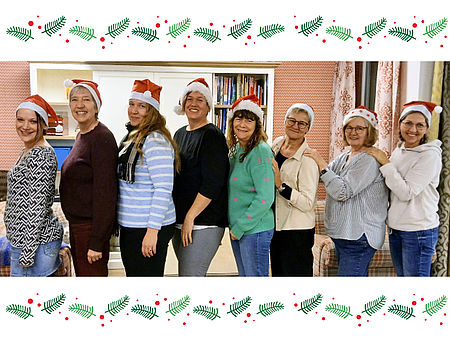 Das Team der Tagespflege mit Nikolausmützen