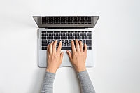 auf einem Laptop wird getippt