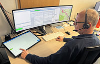 Leiter der Integrierten Leitstelle in Emmendingen nimmt einen Notruf an und aktiviert die Transkription.