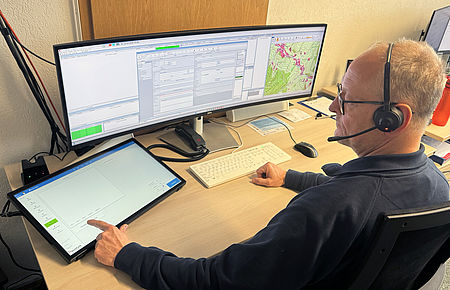 Leiter der Integrierten Leitstelle in Emmendingen nimmt einen Notruf an und aktiviert die Transkription.