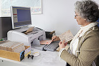 Frau am Computer sucht nach Vermissten