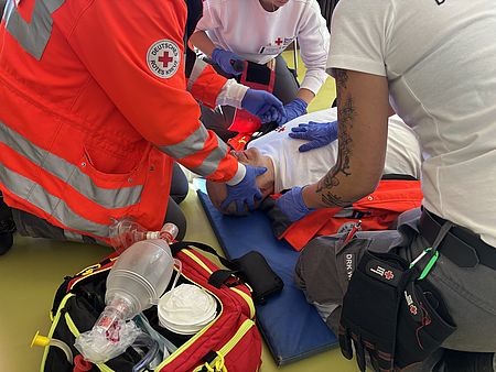 Einsatzkräfte der Helfer vor Ort Gruppe trainieren den Ernstfall