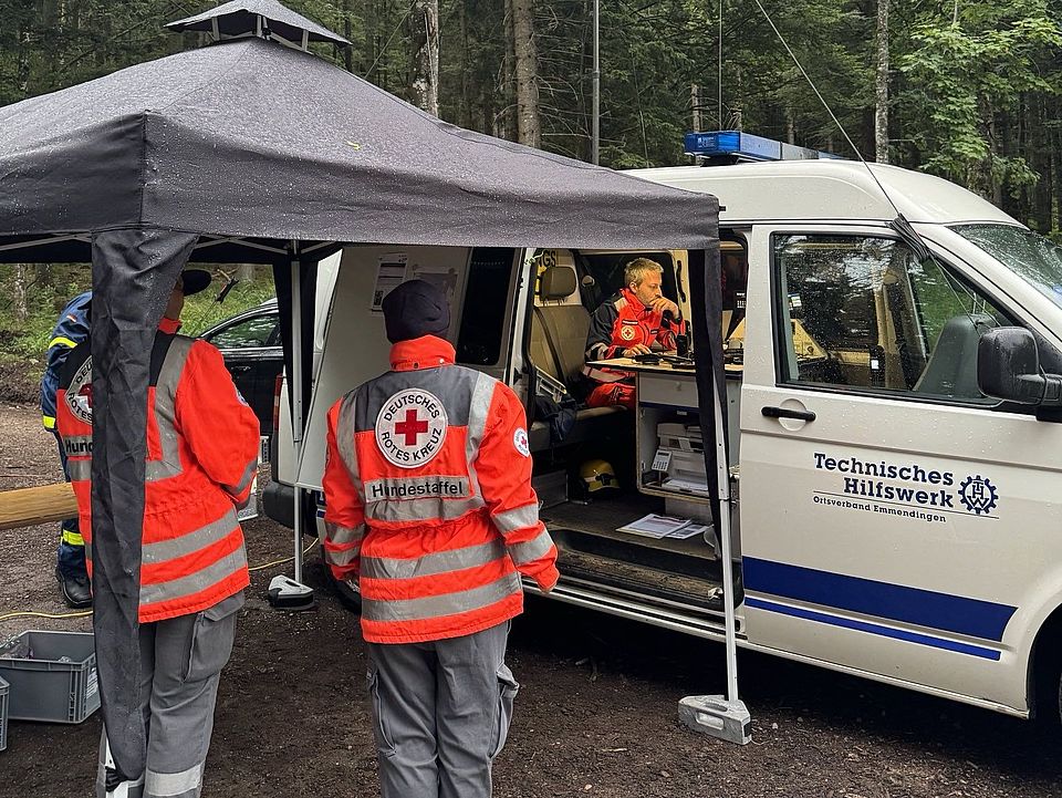 Einsatzkräfte und Hundestaffel stimmen sich mit der Einsatzleitung ab