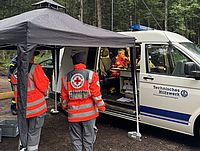 Einsatzkräfte und Hundestaffel stimmen sich mit der Einsatzleitung ab